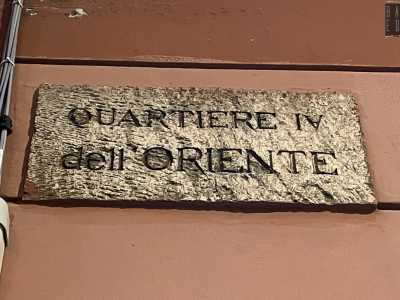 La scritta � l� da 95 anni e fa riferimento al periodo in cui i quartieri Madonnella, San Pasquale e Carrassi vennero uniti sotto un unico nome, andando a comporre il quarto rione cittadino, che si affianc� al centro storico (San Nicola), al centro (Murat) e alla zona occidentale di Bari (Littorio)